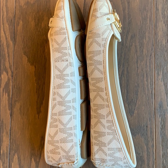 ⭐️MK Michael Kors Flats⭐️ - Picture 4 of 7